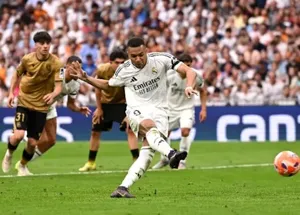 Mbappe lập cú đúp vào lưới Real Sociedad đoạt chiếc giày vàng năm nay